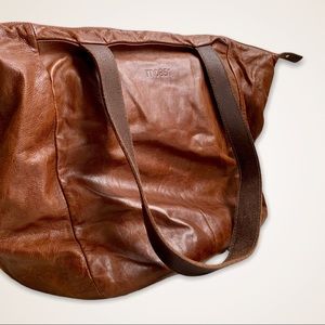 Beautiful leather tote M0851